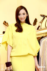 高清图：吴佩慈高腰酒瓶裙走秀 黄色套装妩媚明艳