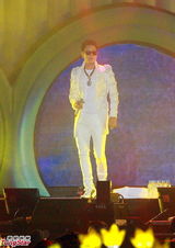 组图：BigBang火热开唱 座无虚席粉丝high翻场