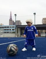 组图：洪金宝1岁爱孙变足球小将 小号球服激萌