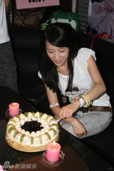 幻灯图：李念带粉丝K歌庆生 家人温馨探班幸福洋溢