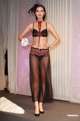 组图：香港时装节开幕 泳衣秀吸引大批宅男