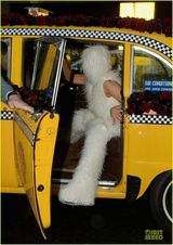 组图：GAGA获男友甜蜜献吻庆生 造型似猴头菇