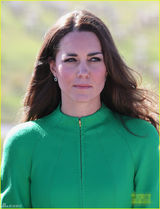 组图：凯特王妃着清新绿裙与小朋友种树兴致足