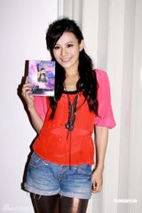 幻灯图：江若琳俏皮装扮签唱专辑 与粉丝玩游戏