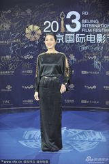 组图：杨千嬅走蓝毯 黑裙镶金边显贵气