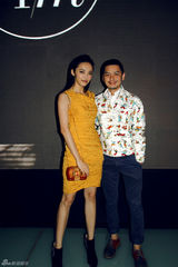 组图：姚晨上海时装周黄裙长腿压轴首秀红毯