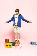 组图：黄鸿升登杂志 穿短裤变俏皮大男孩