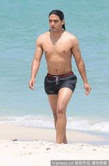 组图：球星法尔考海中爱抚娇妻 舔肚脐极度高调