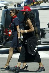 组图：蕾哈娜黑裙现身意大利欢乐坐游艇