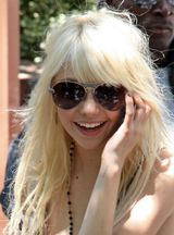 高清组图：泰勒-摩森片场变装秀 裙装短裤皆俏皮