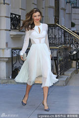 组图：米兰达-可儿白色透视礼服亮相 性感迷人