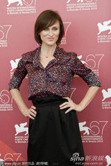 《三》媒体见面会 苏菲-罗艺斯获两男星揽腰护花