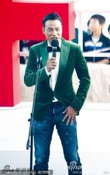 组图:全智贤着无袖裙抱双臂取暖 任达华西装帅气