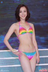 组图：港姐决赛前泳装亮相 上届冠军模拟戴后冠