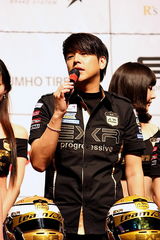 高清图：柳时元担任教练的赛车队新赛季出征仪式 