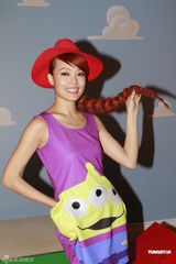 组图：容祖儿拍摄服饰广告 代言身价达百万