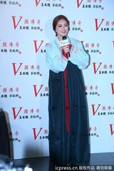 组图：昆凌枚红色短裙秀美腿 换韩服卖力吆喝代言