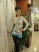 组图：芙蓉姐姐黑丝装嫩 小腿微凸自称相当性感