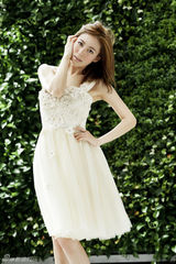 组图：江若琳淡雅白裙写真展露青春自信