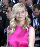 组图：邓斯特戛纳走秀紫红裙装简约亲切