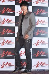 组图：《完美一击》首尔发布 李成韩携众主创亮相