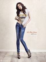 组图：韩国女星朴敏英牛仔裤写真秀修长美腿