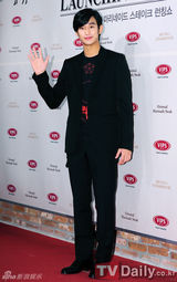 组图：韩星金秀贤参加活动 黑西装尽显绅士风度