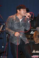 组图：赵传开个唱 黄嘉千性感露背现身力挺