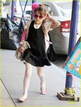 组图：前汤嫂凯蒂携女儿外出 女儿潮装抢镜