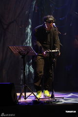 高清组图：陈奕迅香港开唱 靠唱功长裤T恤也疯狂