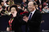 组图：中国电影家协会主席李前宽夫妇亮相蓝毯