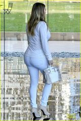 组图：卡戴珊疑真空豪放露沟 巨乳呼之欲出