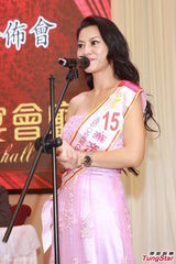 组图：黄夏蕙谷事业线现身 不让年轻佳丽专美