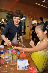 组图：孙俪白裙优雅现身 为小朋友彩绘显亲和