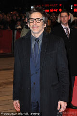 幻灯：本-斯蒂勒《格林伯格》首映 红裙女主角亮丽