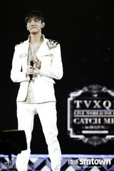 组图：东方神起北京开唱 献劲歌热舞现场变红海