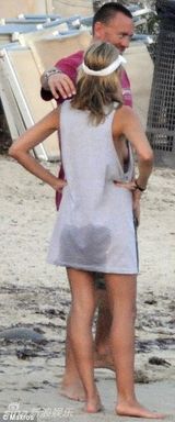 组图：曝超模海蒂-克鲁姆与保镖海滩亲密疑有新恋情