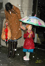 高清图：纽约降雪苏瑞出门撑卡通伞 品尝雪的味道