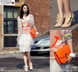 明星爱街拍第24期：春日蓝色搭配VS百搭针织衫