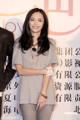 幻灯图：刘烨姚晨加盟《爱出色》 莫小棋超低胸抢镜