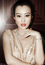 组图：郝蕾登《BQ》封面 红唇复古气质优雅