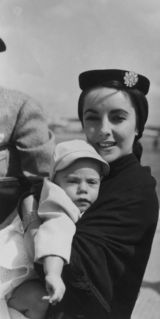 组图：盘点伊丽莎白-泰勒与儿女温馨合影