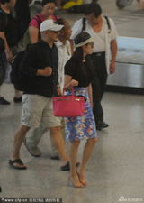 组图：张雨绮现身机场获王全安亲吻 亲昵缠绵