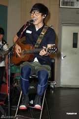 组图：卢广仲不畏台风彩排 郭采洁探班送补品