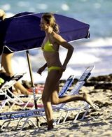 组图：卡麦隆-迪亚兹海边度假 比基尼秀结实腹肌