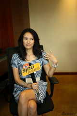 组图：《非常幸运》亮相上海 章子怡调侃找力宏