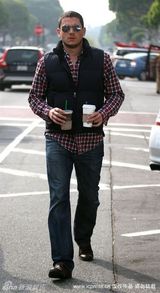 幻灯图集：米帅街头买咖啡 留络腮胡硬朗有型