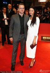 组图：杨紫琼携富豪男友性感亮相电影首映