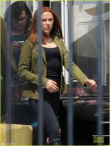 组图：斯嘉丽红发干练现身《美国队长2》片场