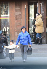 组图：孙俪带儿子会友 一路小心保护呵护有加